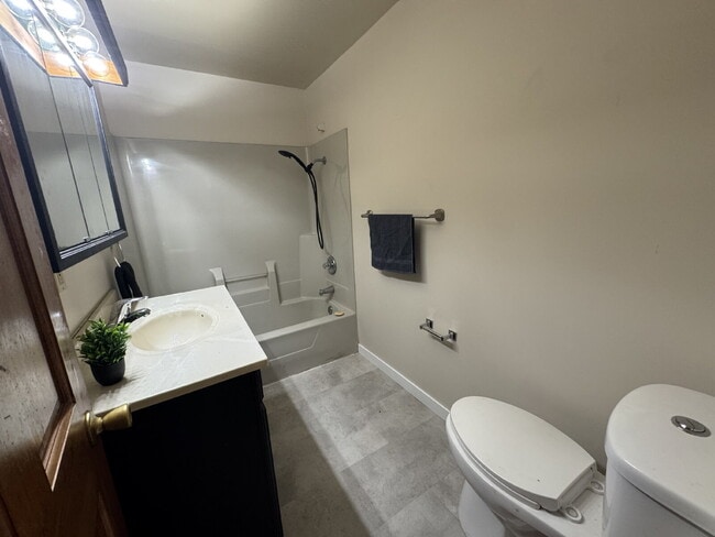 Building Photo - "Charming 2-Bedroom Oasis in Springfield with Spacious Comfort!"
