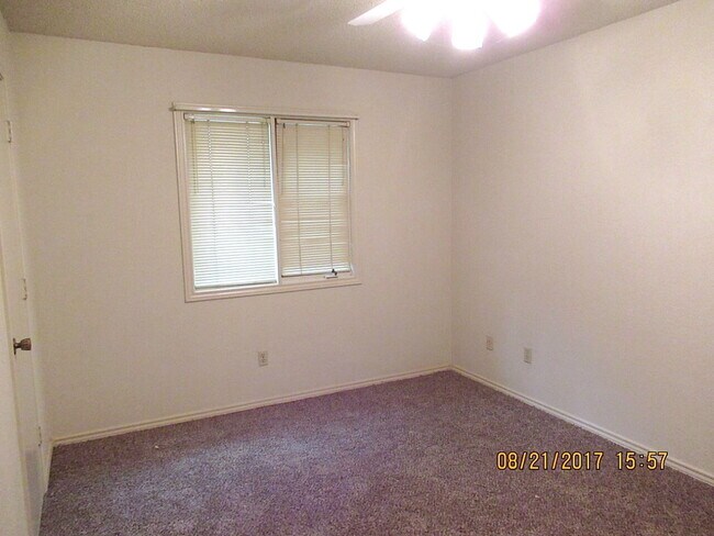 Building Photo - Duplex Conveniently Located Next to the Elementary, Jr. High & Park!