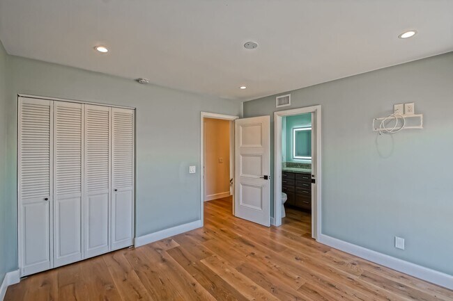 Building Photo - 14 Aries Ct
