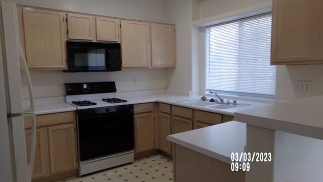 Building Photo - PUEBLO SANTA FE CONDO! FANTASTIC 2 BEDROOM...