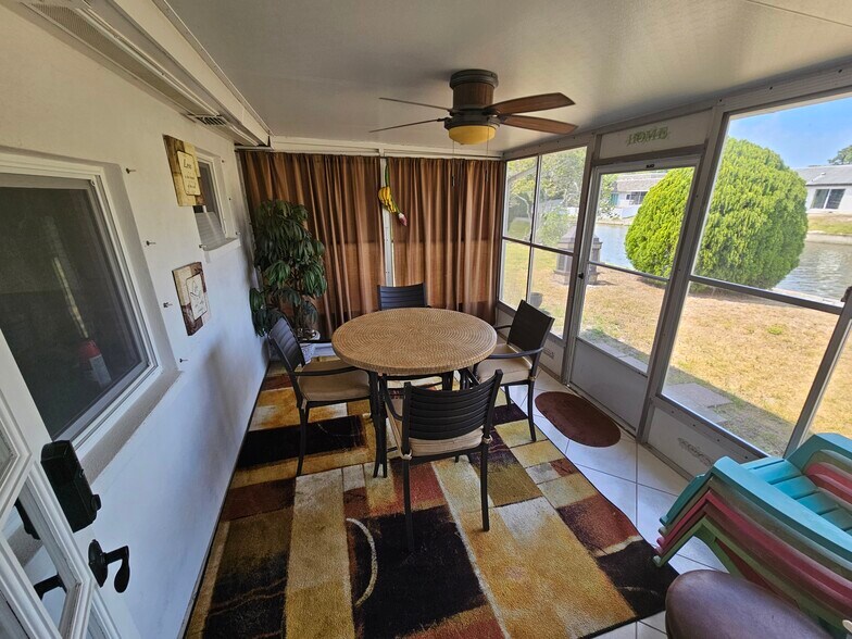Florida room with water view. Best place to watching wild life!!! - 3931 Sail Dr
