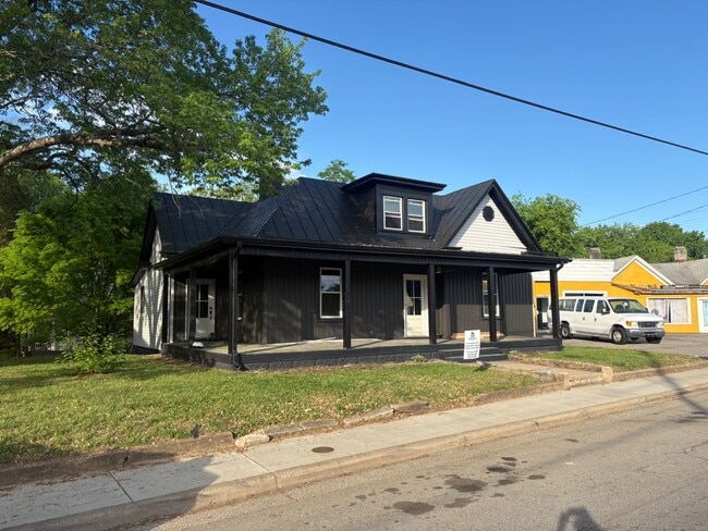 Building Photo - 2009 N Main St