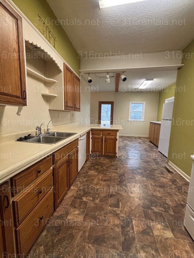 Building Photo - Two bed, Two Bath, fully fenced backyard rental available now!