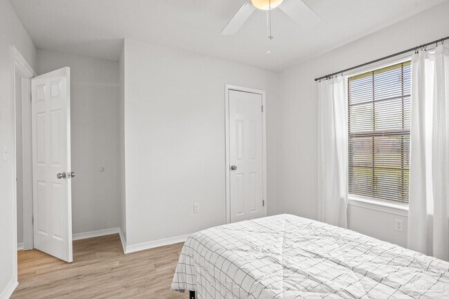 Building Photo - 10601 Silver Creek Dr