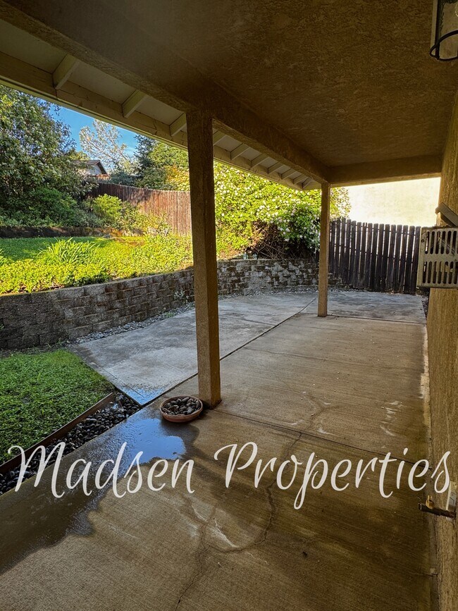 Building Photo - 121 Hart Ln