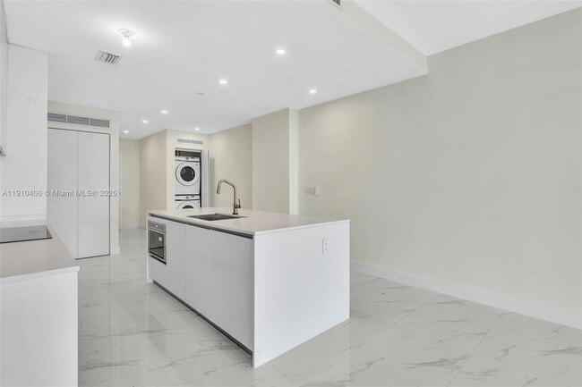 Building Photo - 700 NE 24th St