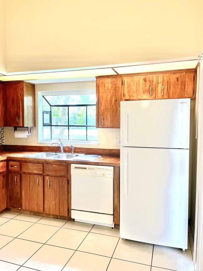 Building Photo - Mid-Century Charmer ONLY $1995/ Month - 2B...