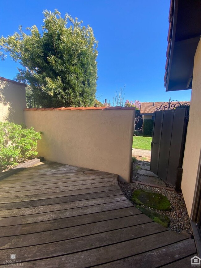 Building Photo - 2bd/2ba Condo in Eastside Sonoma!