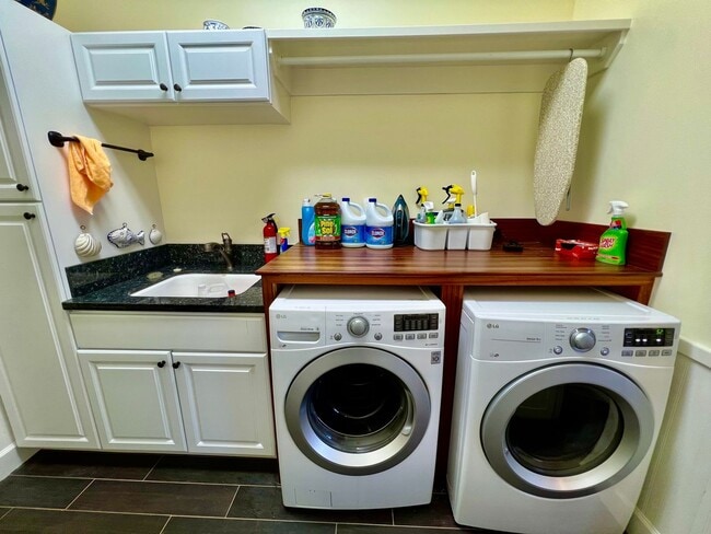 Building Photo - Oceanview Luxury Estate | Steps to the Beach | Private Pool & Spa