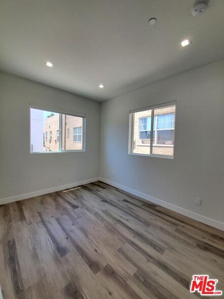 Building Photo - 2335 1/2 S Crenshaw Blvd