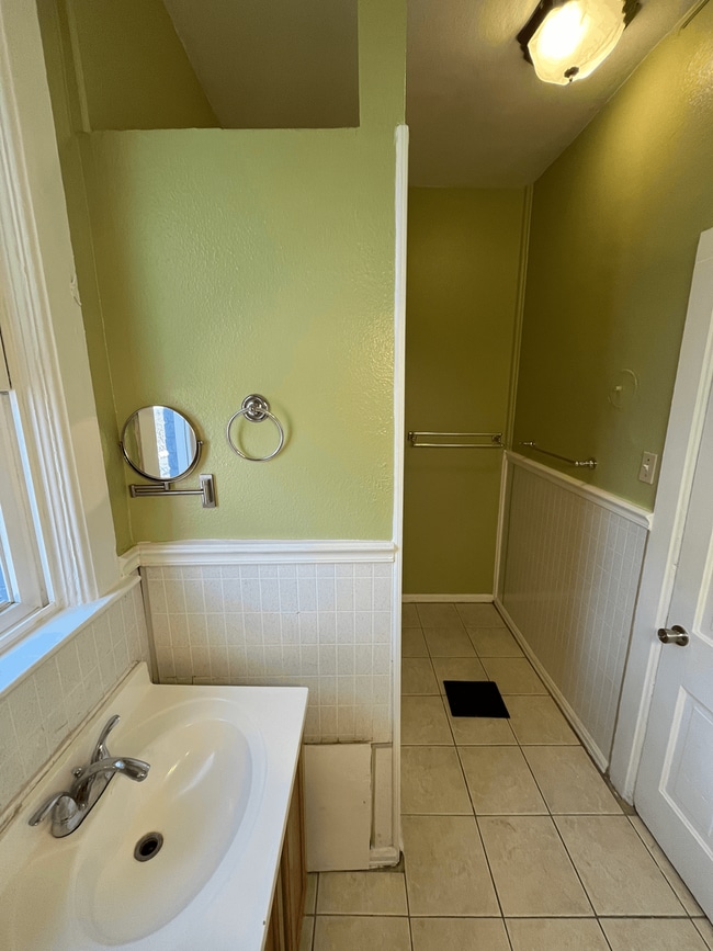 Building Photo - $1000 Move in Special - Beautiful 2 bed 1 bath in unit W/D, renovated kitchen, walkability!