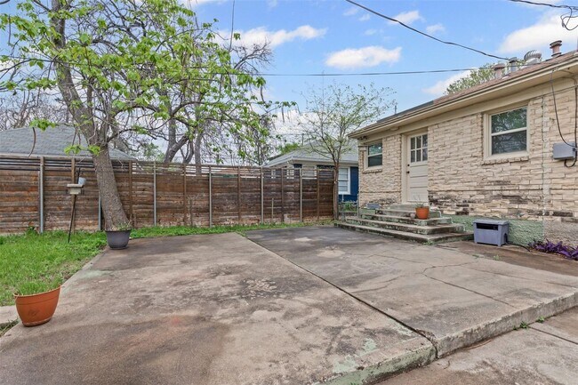 Building Photo - 511 N Oak Cliff Blvd