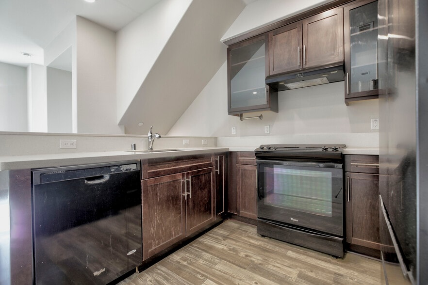 Building Photo - 14121 W Oak Ln