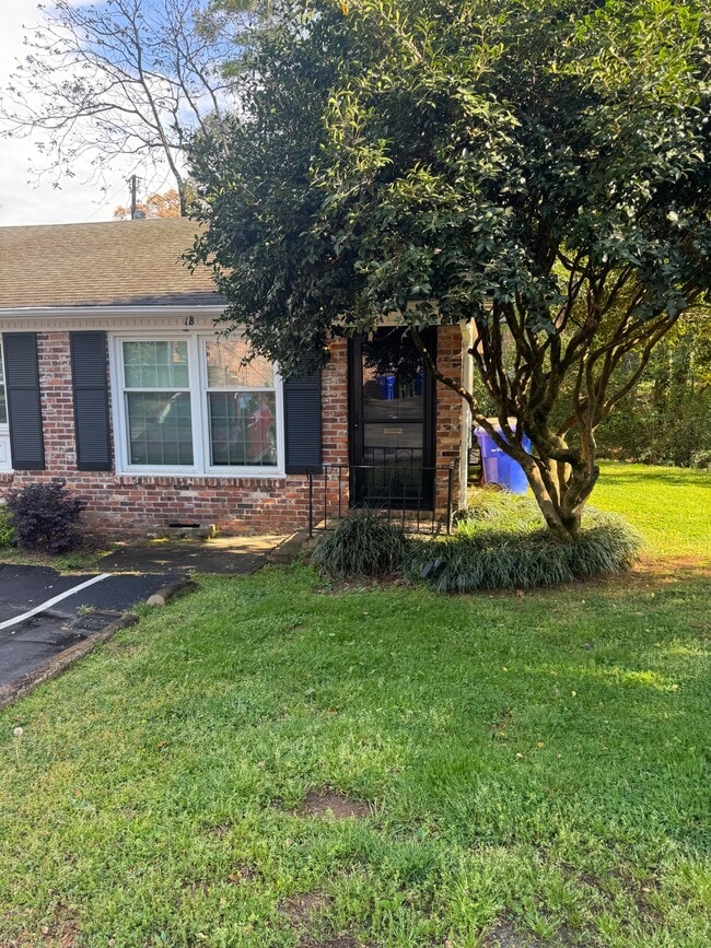 Building Photo - 608 University Ridge