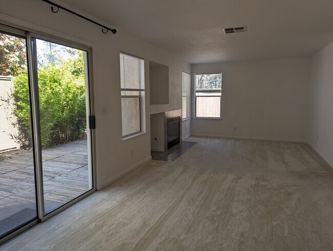 Building Photo - 5 Holtz Ct