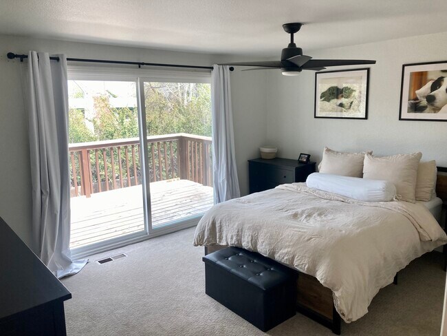 Master bedroom with large deck - 1270 Kirston St