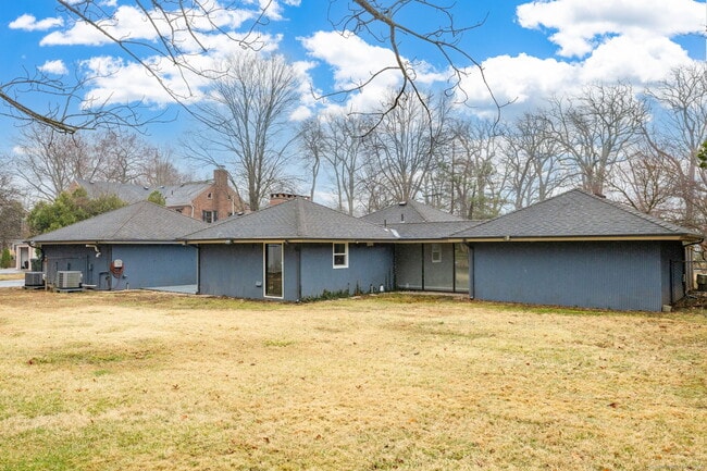 Building Photo - 1560 Asylum Ave