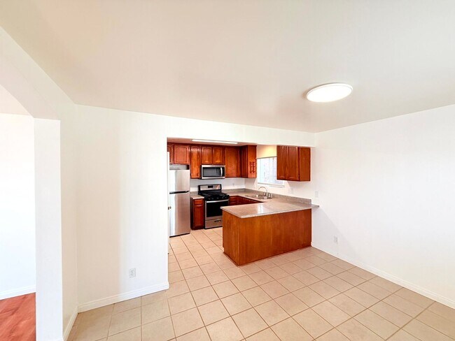 Building Photo - 762 W 21st St