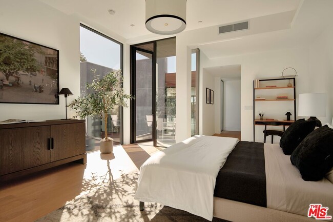 Building Photo - 10901 Chalon Rd