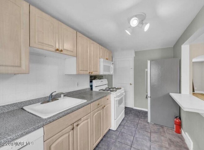 Building Photo - 317-325 N Bath Ave