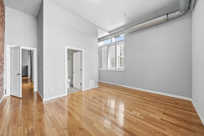 Building Photo - 1942