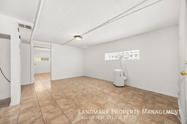 Building Photo - 4144 N Mozart-Garden unit