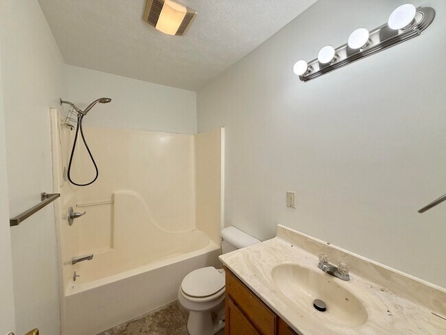 Building Photo - 116 T-Bird Ln