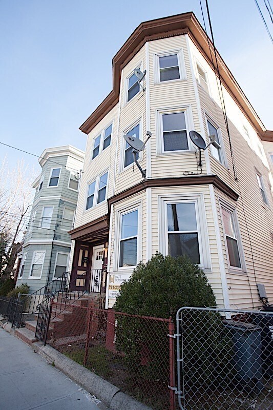 Building Photo - 376 Prospect St