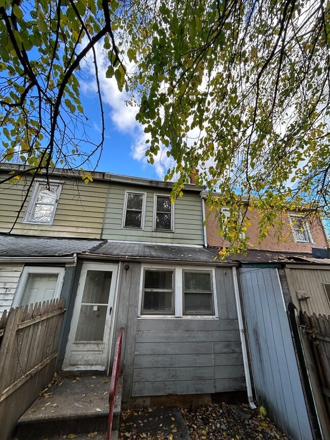 Building Photo - 2 bed 1 bath freshly renovated