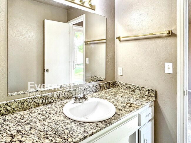 Building Photo - Comfortable 3-Bedroom Home with Prime Acce...
