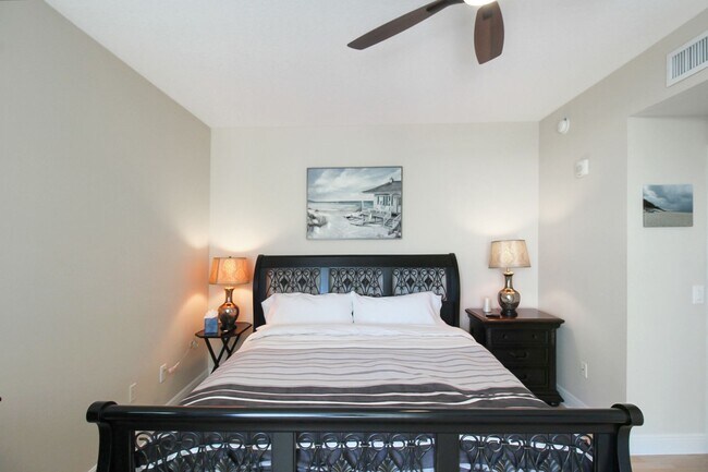 Building Photo - 800 N Tamiami Trl