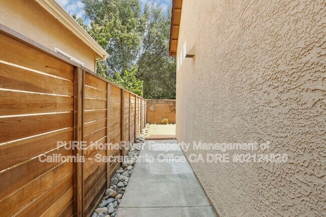 Building Photo - 12020 Gold Pointe Ln