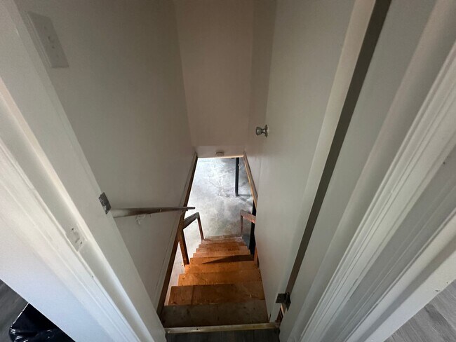 Building Photo - One Level Brick House Near University of L...