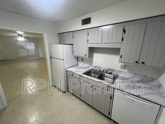Building Photo - 2150 N Sherwood Forest Dr
