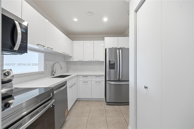 Building Photo - 10431 N Kendall Dr