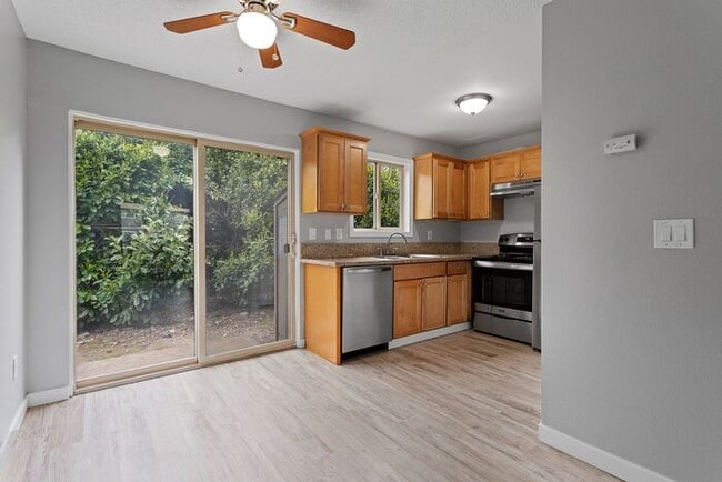 Building Photo - Spacious 2bed/1bath townhome