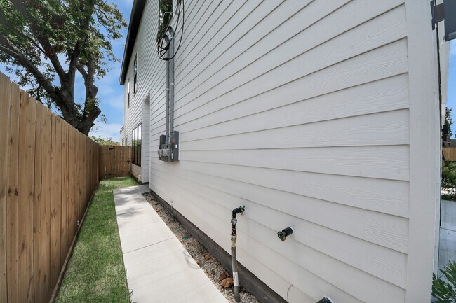 Building Photo - 7117 Eastwood St
