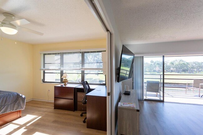 Building Photo - 5630 Golf Pointe Dr