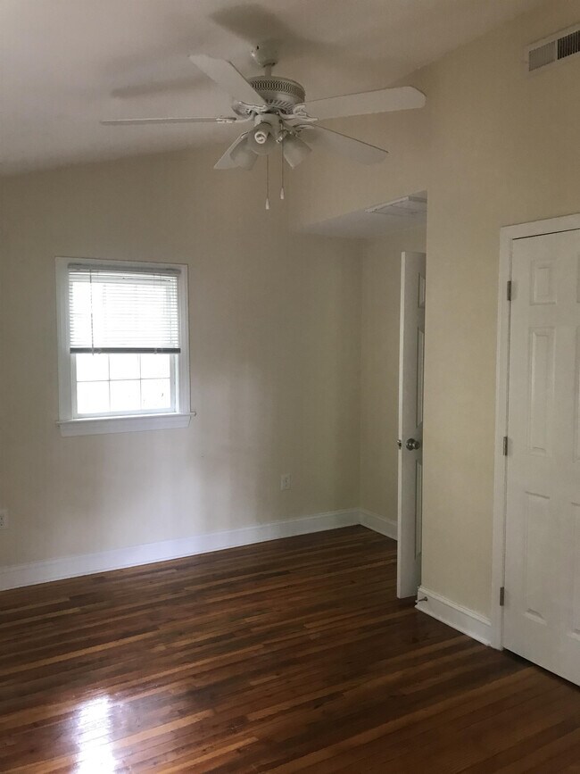 Building Photo - 1529 Thomas Ave