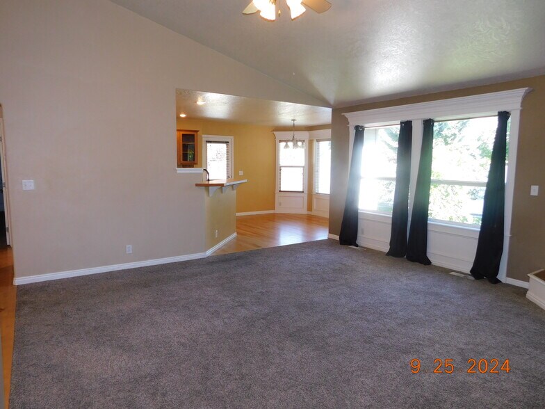 Living Room - 5282 N Schumann Ave