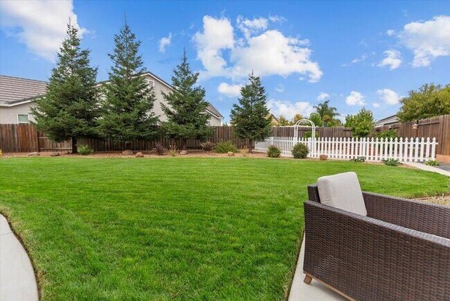 Building Photo - Gorgeous 3 Bedroom 2 Bathroom Manteca Home