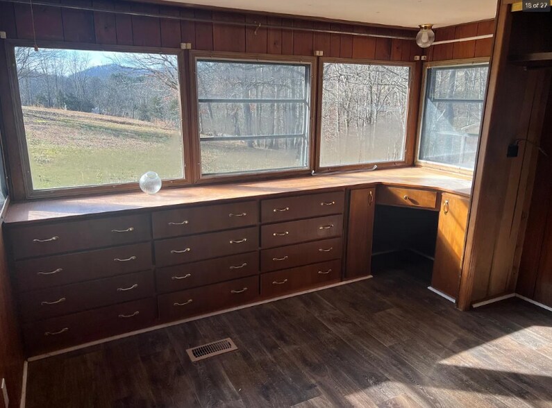 Building Photo - 910 Old Elizabethton Hwy