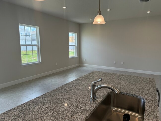 Building Photo - 14051 Crimson Ave