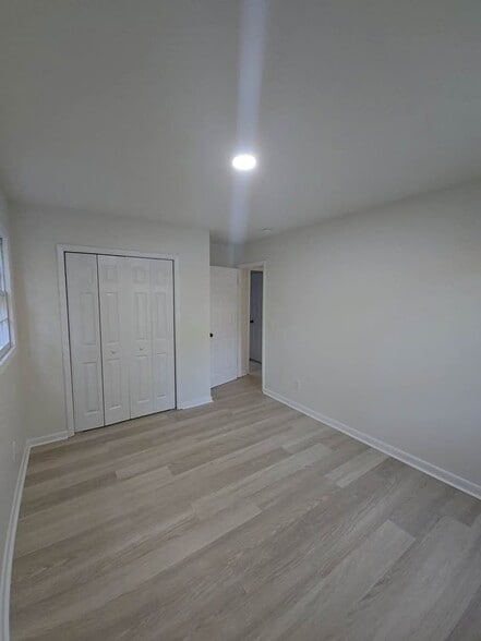 Building Photo - 2347 Greenway Dr