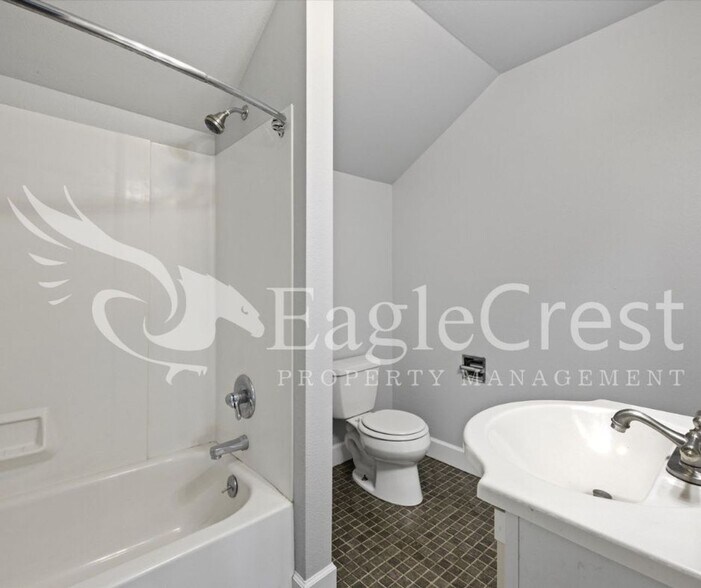 Building Photo - 105NSP