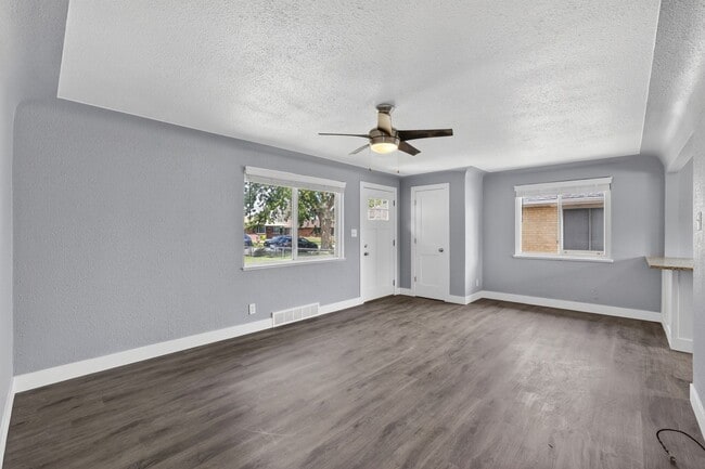 Building Photo - 2 bed 1 bath - Remodeled Home in Denver!