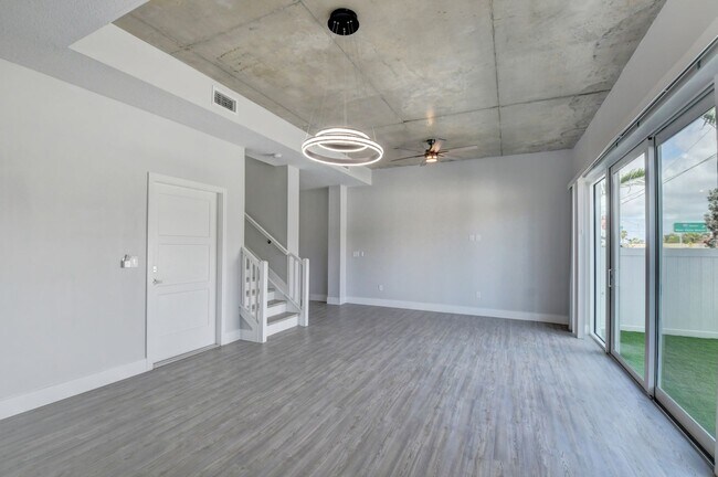 Building Photo - Yamato Villas Townhomes - Boca Raton