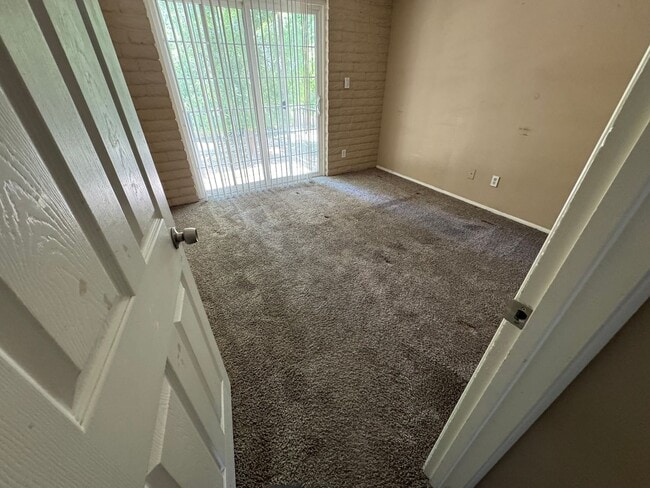 Building Photo - Centrally located 4 bedroom townhome