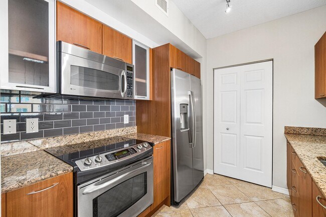 Building Photo - 700 E Boynton Beach Blvd