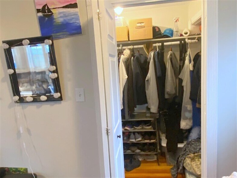 Building Photo - 521 Main St